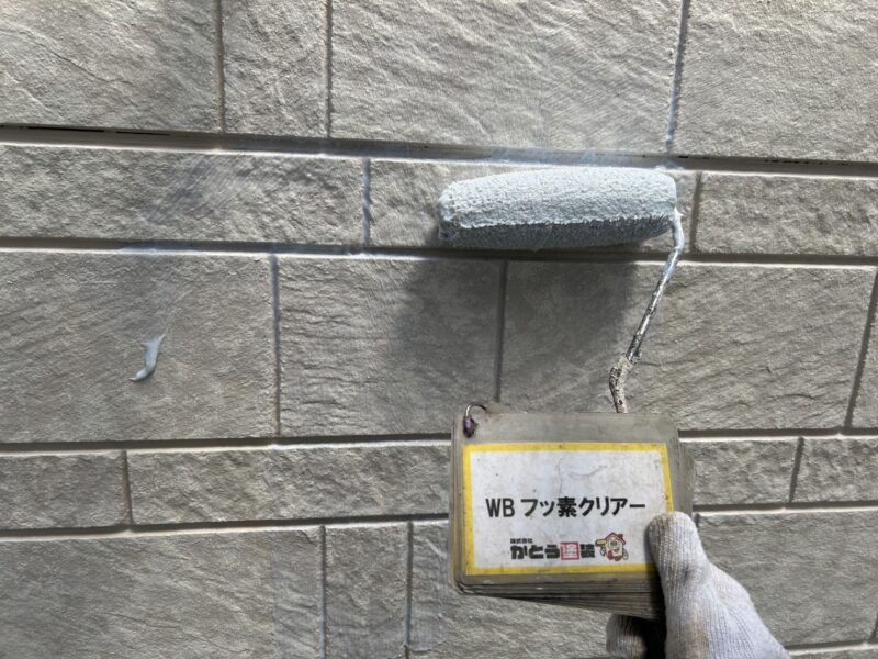 仕上げにクリアー塗装をし、外壁表面を保護します。