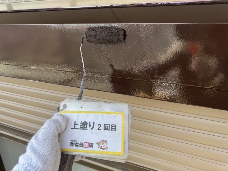 シャッターボックスの上塗り2回目の様子です。