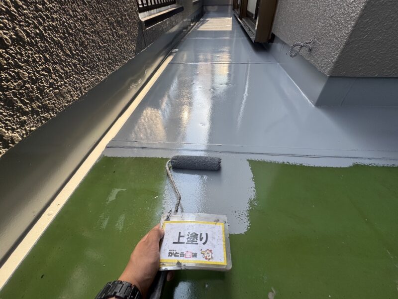 上塗りの様子です。<br />塗膜の厚みを持たせながら、均一に塗布していきます。