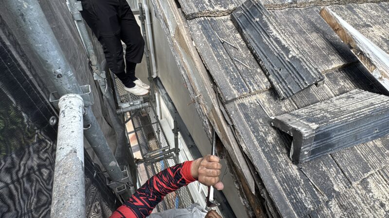 破風の取り外しの様子です。