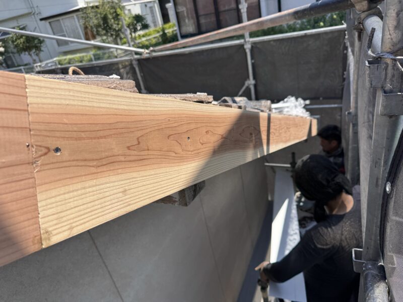 寸法を測り、新しい木部を取り付けます。