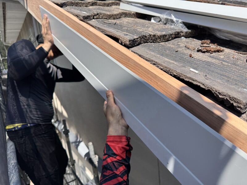 その上から板金をはめます。