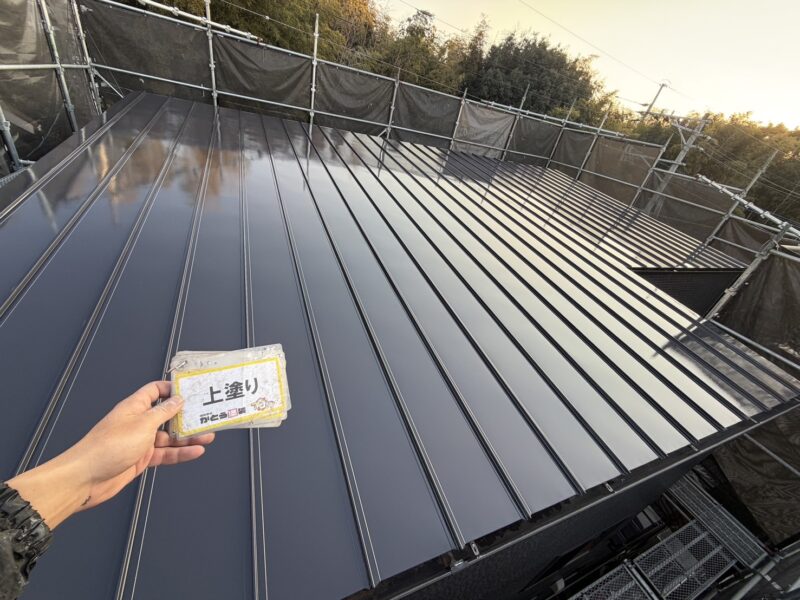 上塗り完了しました。<br />周りの景色が映りこむほどの艶感です。