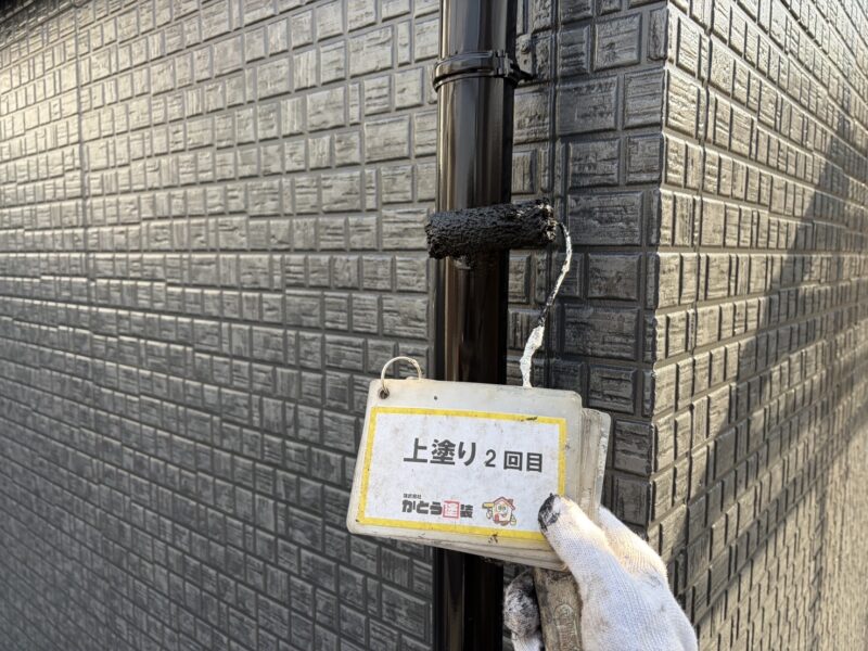 さらに塗料を塗り重ね、強靭な塗膜を形成します。