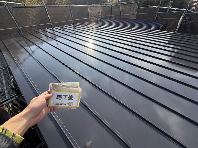 屋根の使用塗料は、遮熱性能があり、屋根の温度上昇を抑え室内の快適性を高めつつ、長期間美観と保護性能を保ちます。