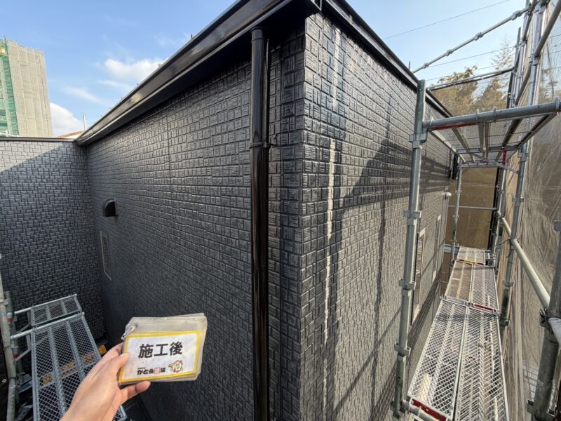 付帯部は濃い色で仕上げることで家全体がグッと引き締まって見えます。