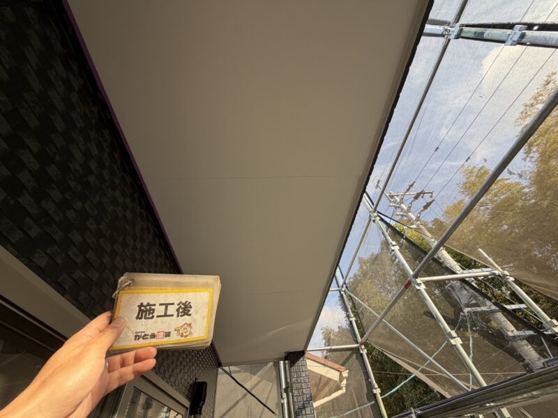 軒天はライトグレーで仕上げ、明るく清潔な雰囲気になりました。