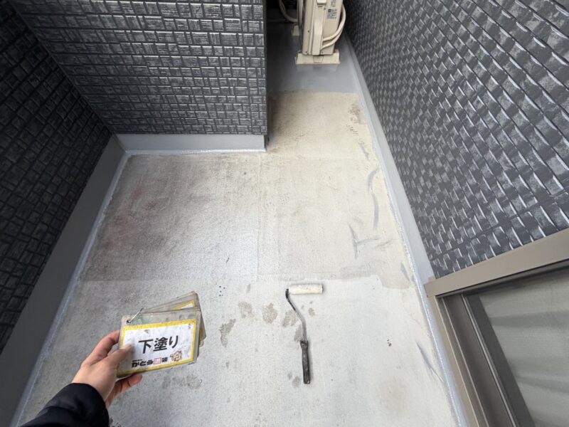 バルコニーは防水工事をおこないます。<br />下塗りの様子です。