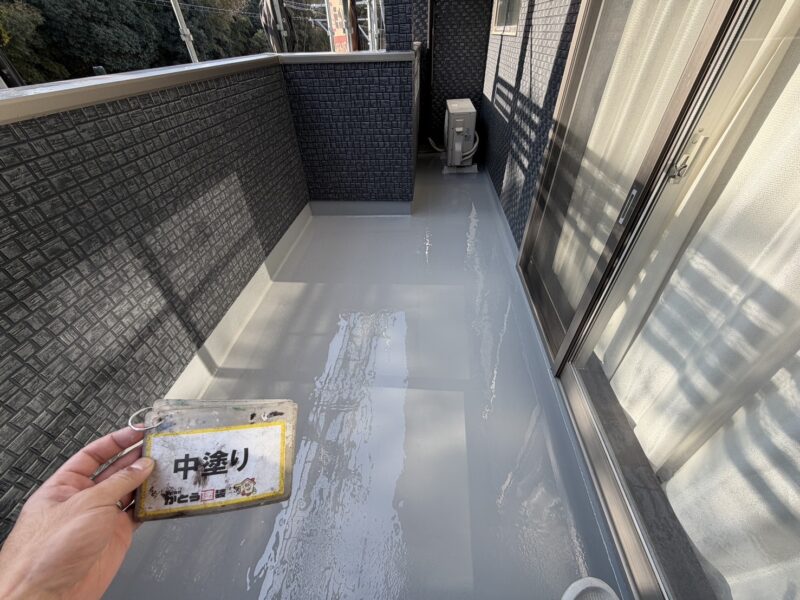 塗膜にしっかり厚みを持たせながら、均一に塗布していきます。