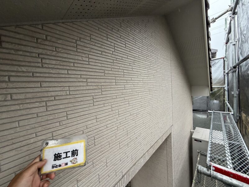 外壁は地震の影響でひび割れがありました。<br />すべて補修後、塗り替えをおこないます。