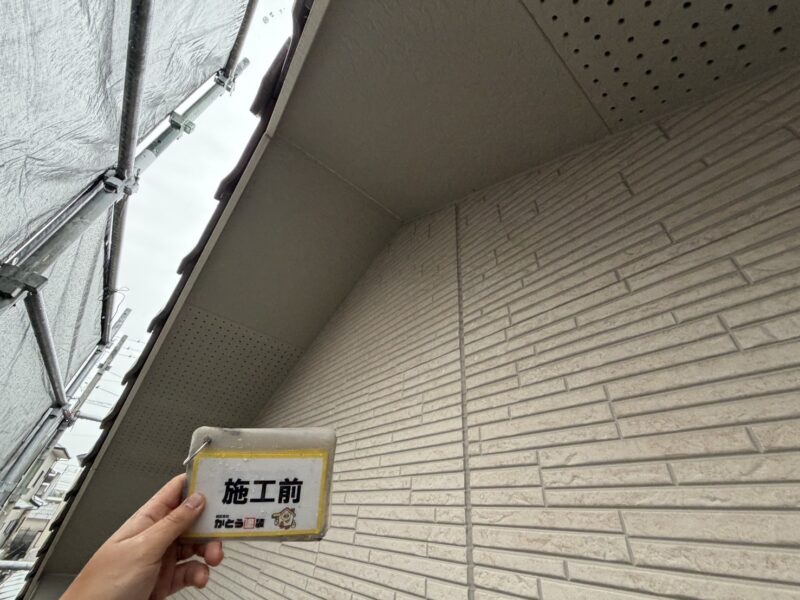 軒天はうっすらと汚れていました。