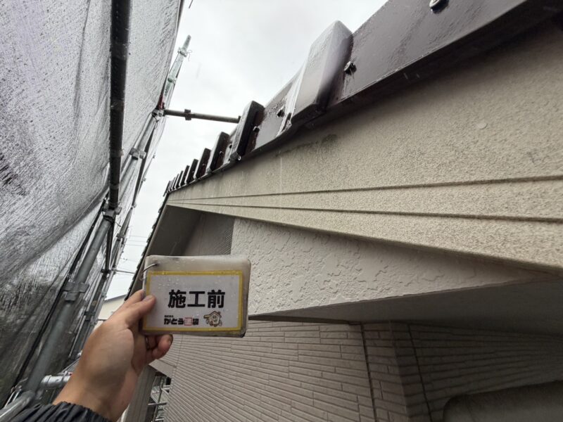 破風は黒い雨垂れ汚れが目立ちます。