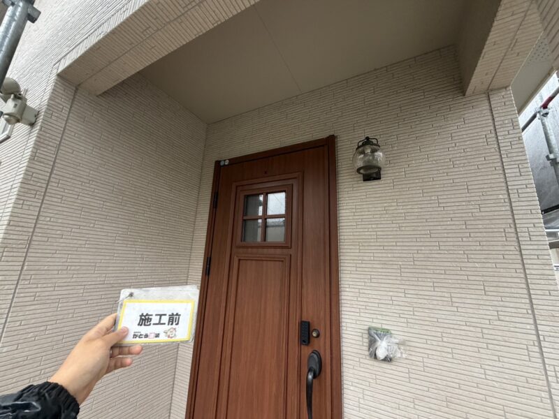 玄関周りや天井も綺麗にし、明るい仕上がりにしていきます。