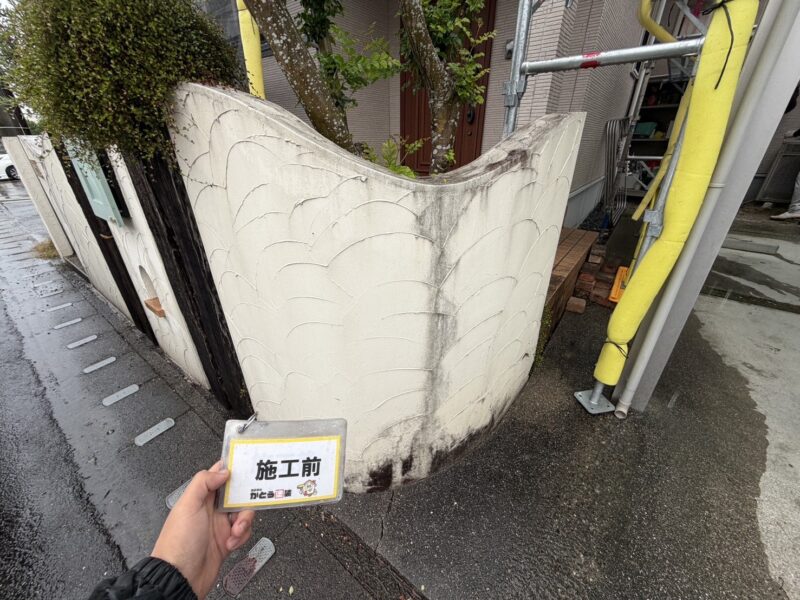 柄、デザインがオシャレな塀です。<br />常に雨風にさらされ、汚れが蓄積しています。