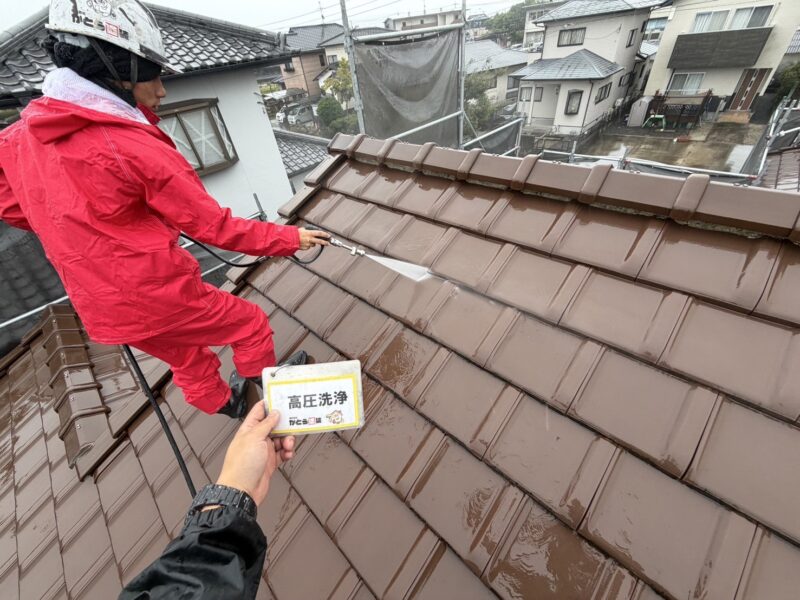 屋根の高圧洗浄の様子です。