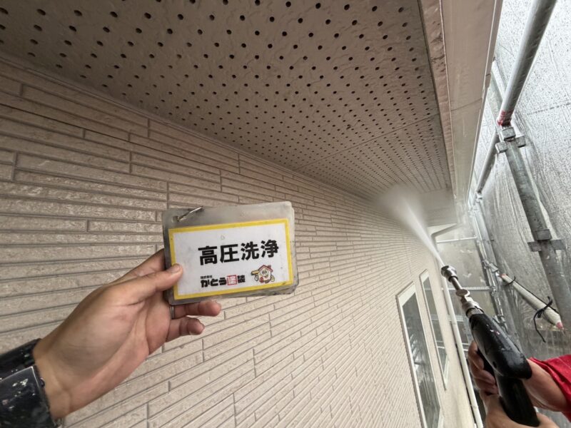 軒天の高圧洗浄の様子です。
