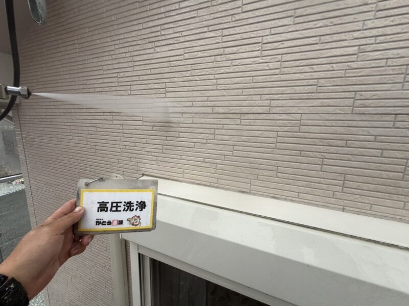 外壁の高圧洗浄の様子です。