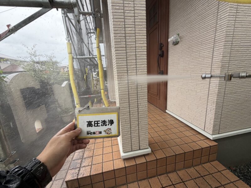 柱の高圧洗浄の様子です。