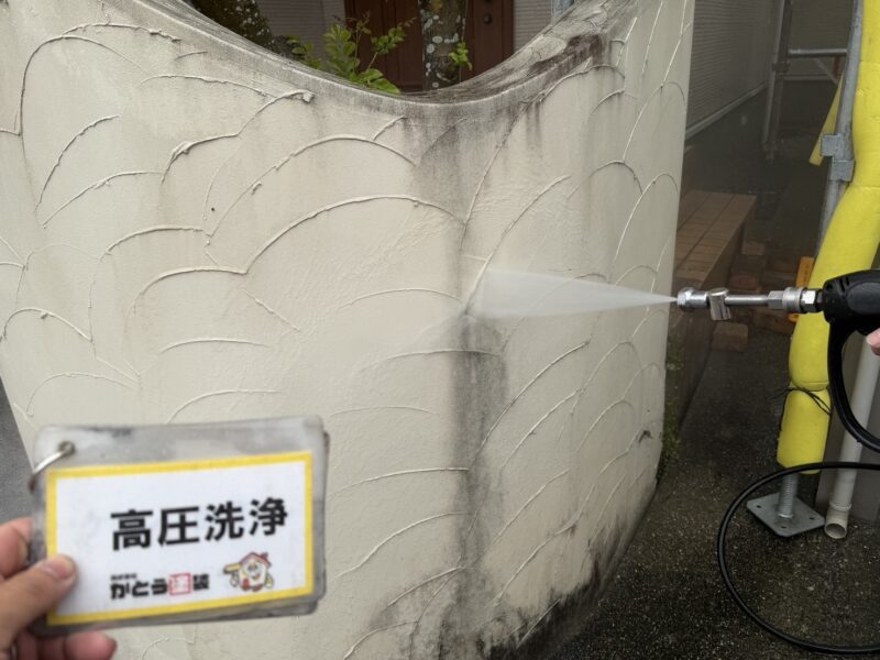 塀の雨垂れ汚れも洗浄をおこないます。