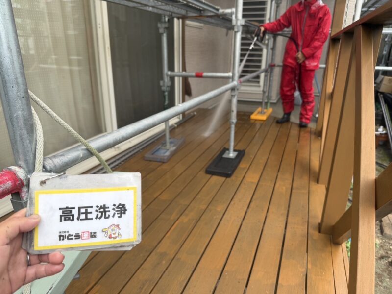 ウッドデッキの高圧洗浄の様子です。