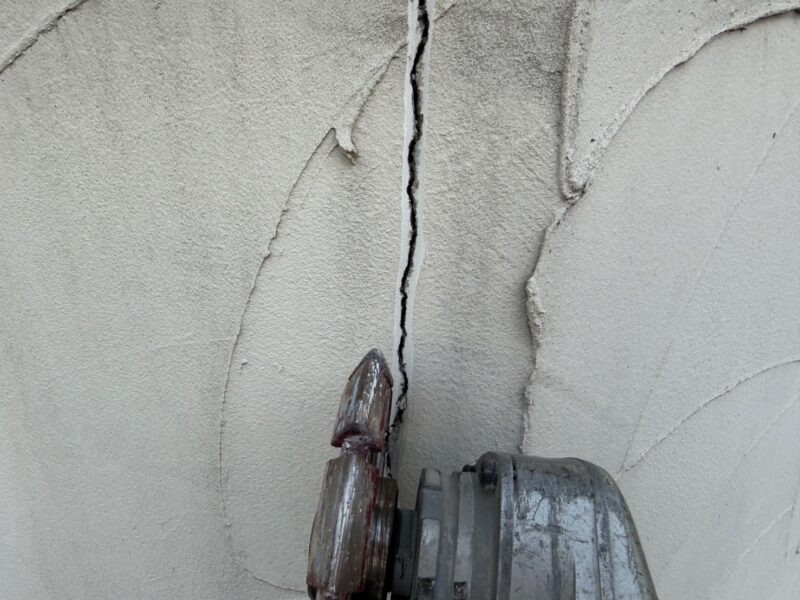 Vカットを入れることで、奥の方まで補修材を充填できるようになります。