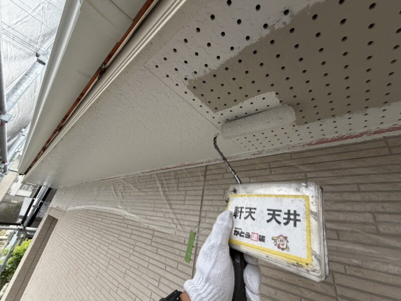 軒天の塗装の様子です。