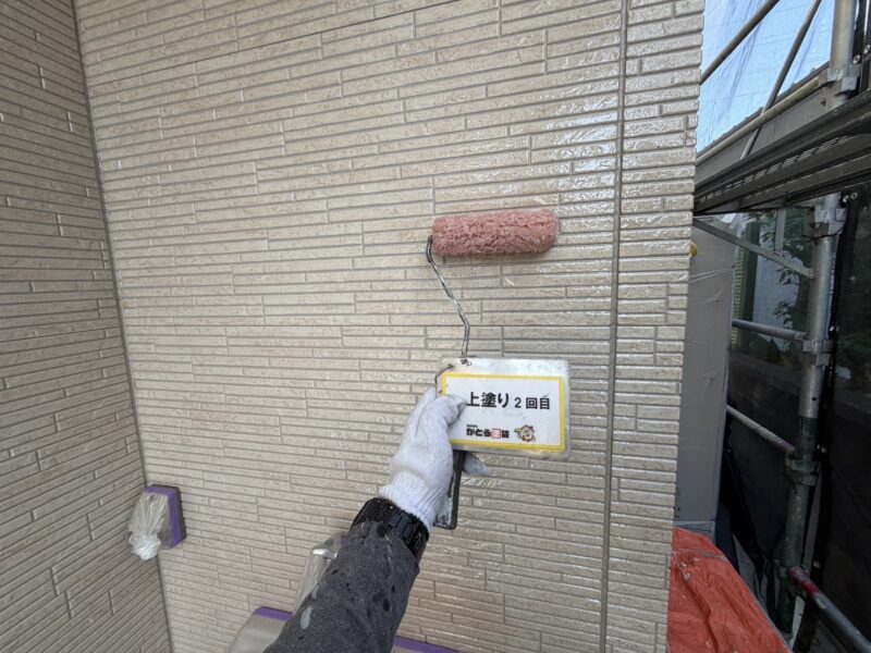 塗料を塗り重ねて、耐久性・防水性をより高めていきます。