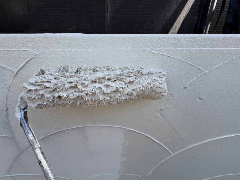 塀の柄はそのまま活かしつつ、綺麗にしていきます。