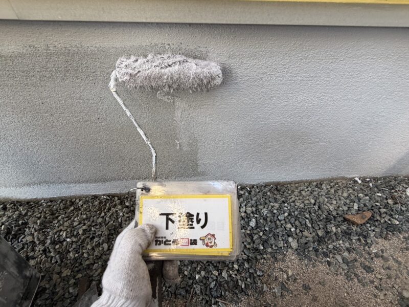 基礎はばきの下塗りの様子です。