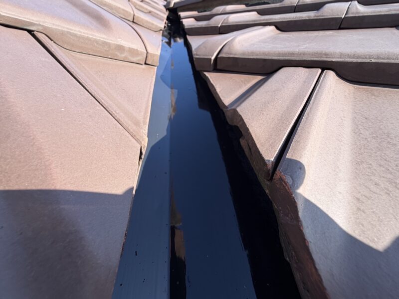 谷板金は、屋根で最も雨漏りしやすい箇所です。<br />定期的な点検で雨漏りのリスクを大幅に減らすことができます。