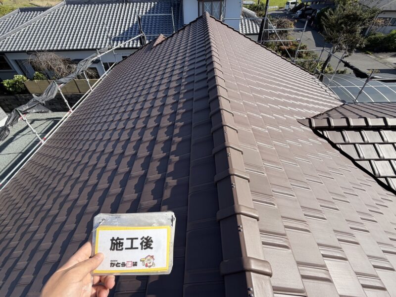 屋根は高圧洗浄をおこない、汚れを綺麗さっぱり洗い流しています。