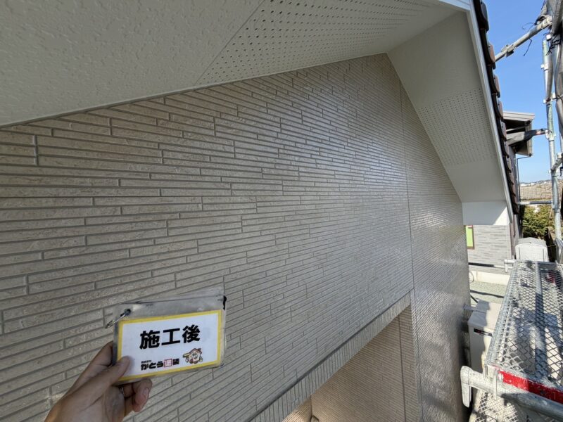 外壁は艶ありで施工しています。<br />滑らかなで艶々な塗膜が汚れの付着を防いでくれて、水捌けもバッチリです。