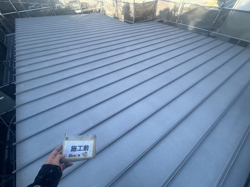屋根はガルバリウム鋼板です。<br />サビなどはまだなく、比較的綺麗な状態です。<br />洗浄し、塗装をおこないます。