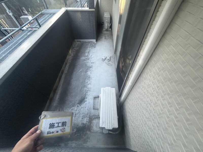 軒ゼロのお住まいで、ダイレクトにバルコニーに雨や紫外線が降り注いでいる状態で、劣化し防水機能が低下していました。