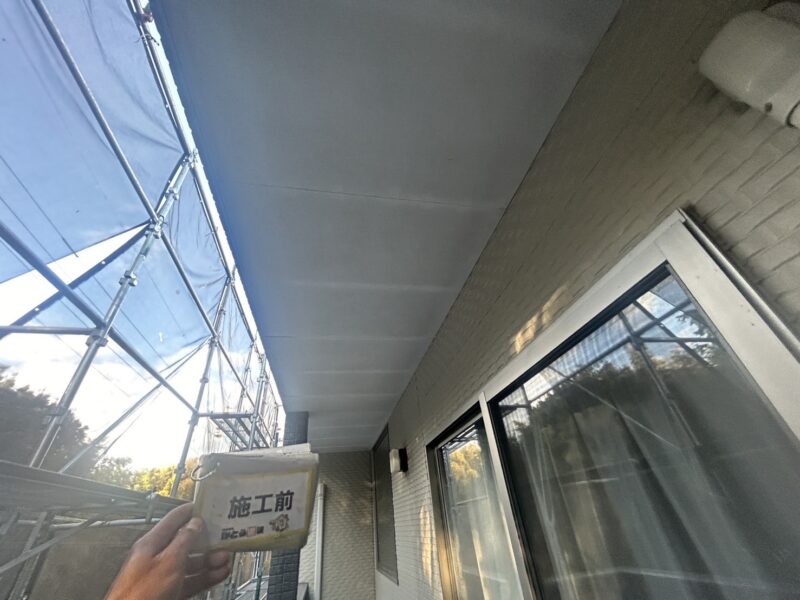 軒天はうっすらと汚れていました。