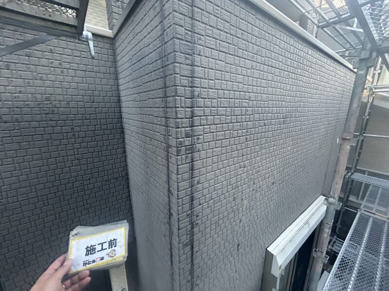 シーリングは劣化し、ひび割れや硬化が見られました。<br />すべて打ち替えをおこないます。