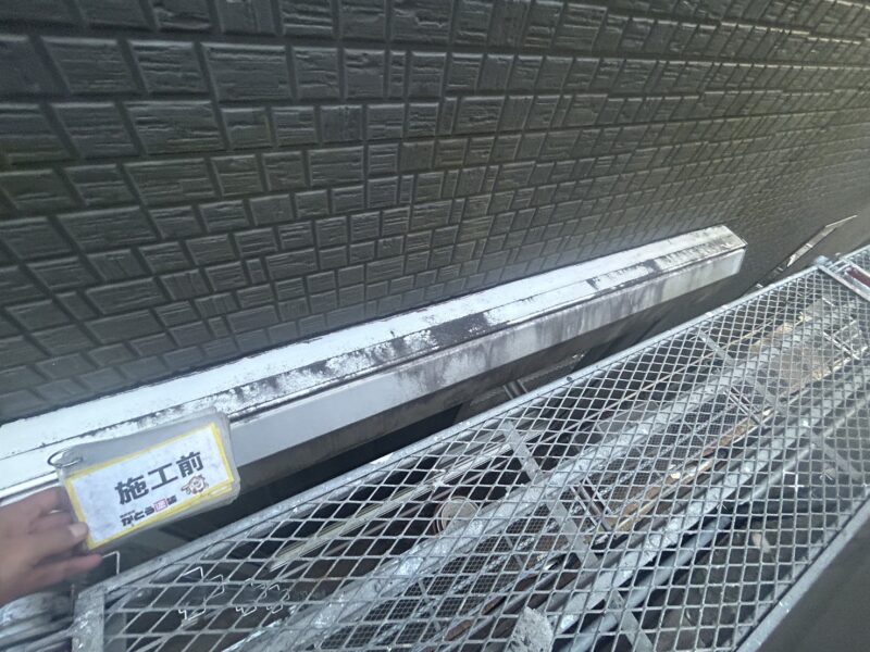 シャッターボックスは長年の埃や汚れが積み重なっていました。