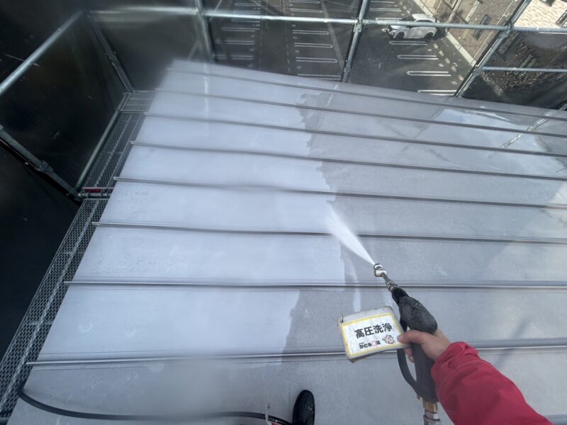 屋根の高圧洗浄の様子です。