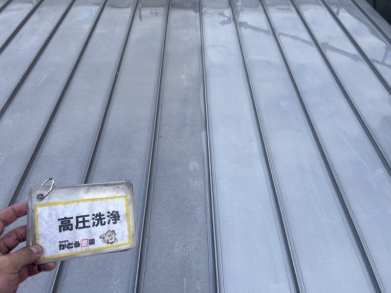 塗装前に汚れや古い塗膜を綺麗に洗い流します。