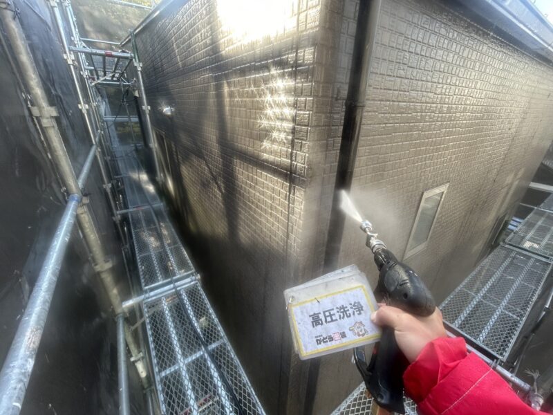 雨樋の高圧洗浄の様子です。