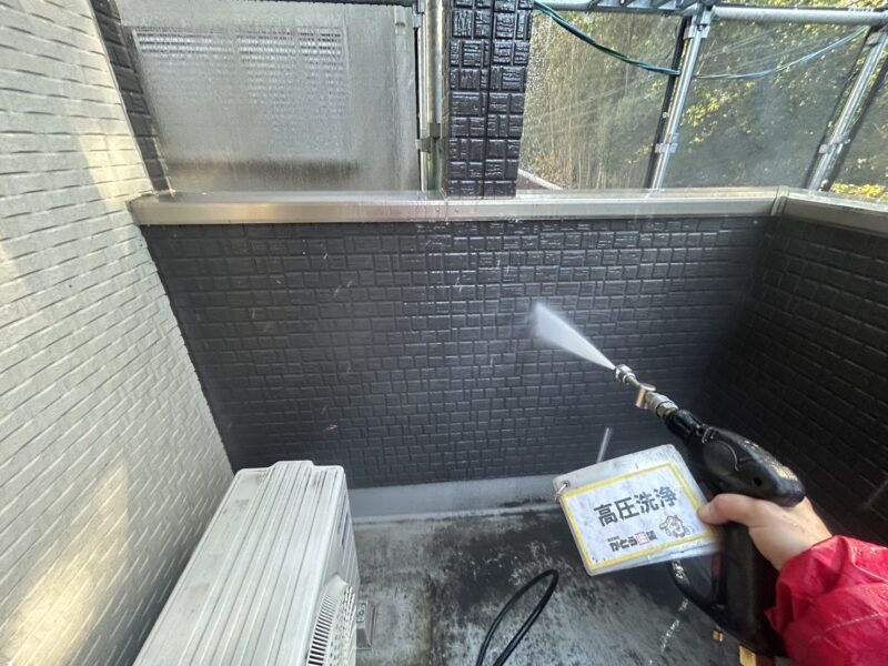 バルコニー内壁の高圧洗浄の様子です。