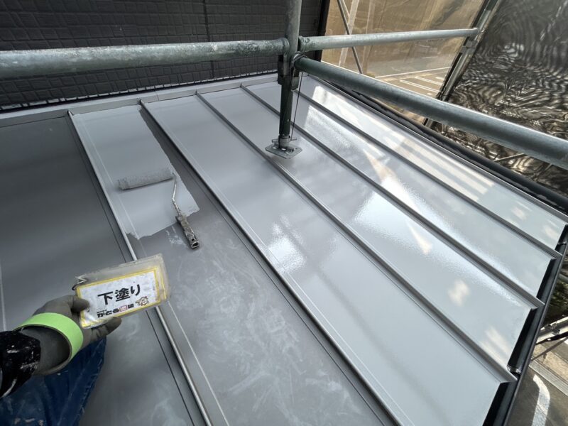 下屋根の下塗りの様子です。