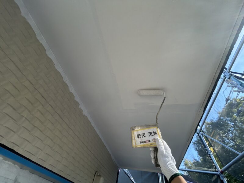 軒天・天井の塗装の様子です。