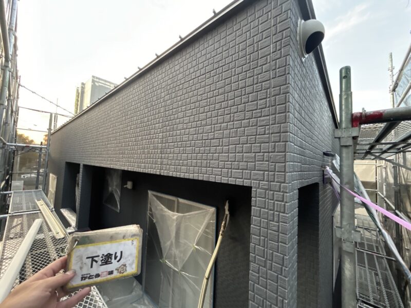 下塗りをすることで、塗面と塗料の密着性を高める効果があります。