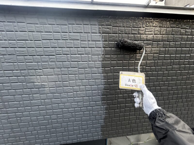 WB多彩仕上げ工法のベースとなるA色を塗布していきます。