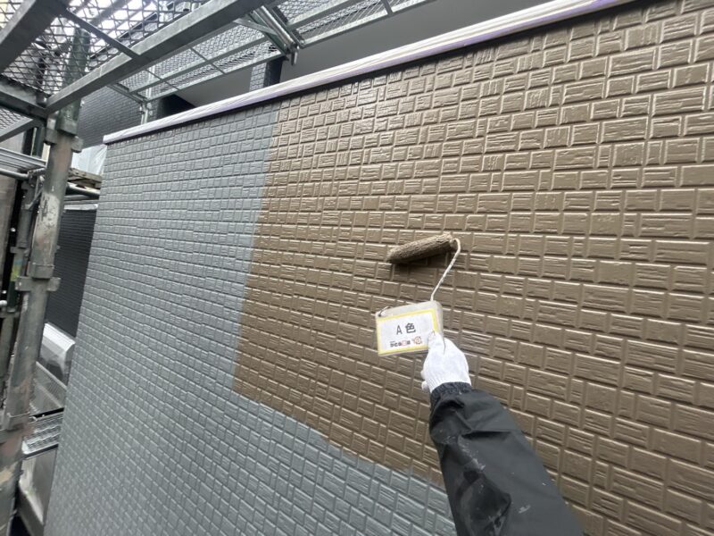 ブラウン系のA色を塗布していきます。