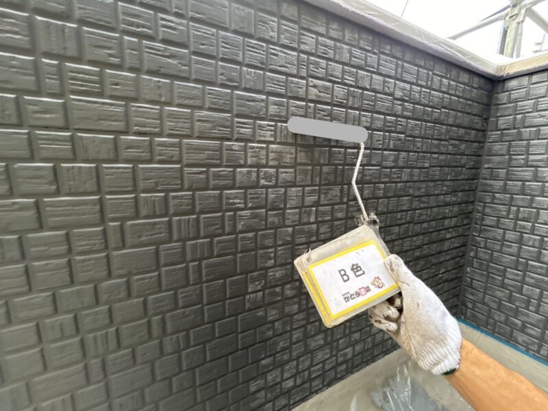 模様付けのB色塗布の様子です。<br />特許ローラーにはモザイク処理をしています。