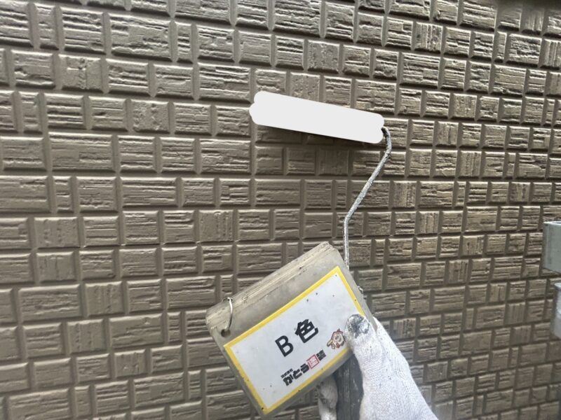 ブラウン系のB色も塗布していきます。