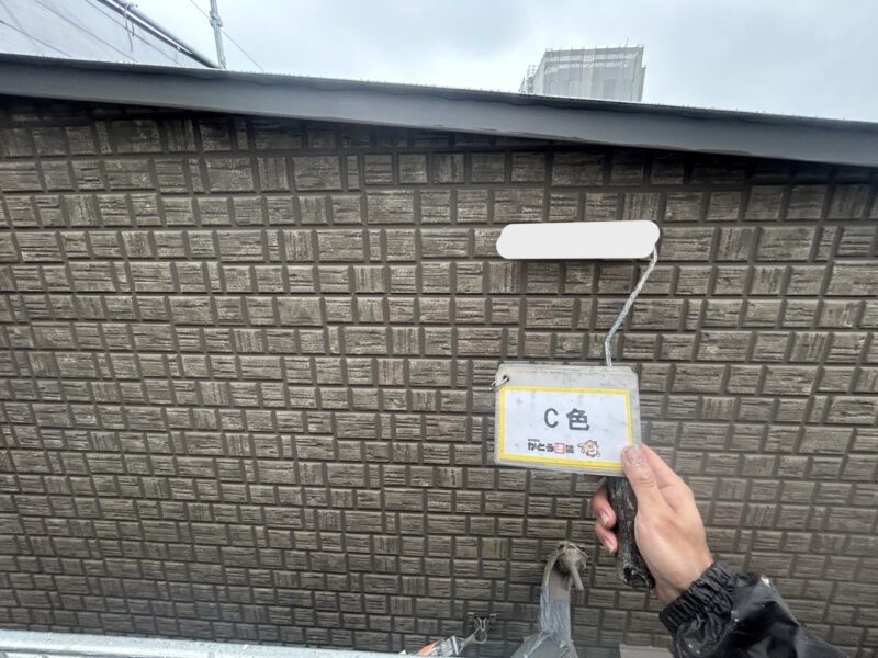 さらにC色を塗布し、より立体感のある模様を描いていきます。