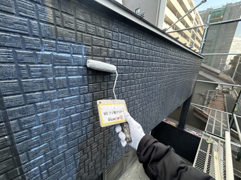 仕上げにフッ素クリアーを塗布します。